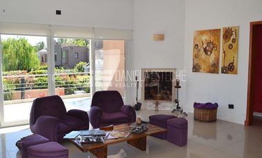 Daniela Esteche Realty & Home La Peregrina Casa Neoclasica