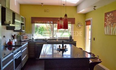 Daniela Esteche Realty & Home La Peregrina Casa Neoclasica