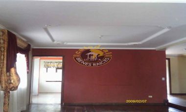 Casa de venta en Av. 10 de Agosto – código:10637