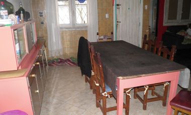 CASA EN LONGCHAMPS A 3 cuadras de la estacion.