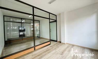 oficina en arriendo/venta en el chico. Cod A300