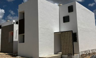 Casa en venta Mérida de 2 pisos, Amaneceres Nuevo Oriente, 3 habitaciones