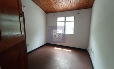 COD. 11061 - SE ARRIENDA CASA - BARRIO: EL PORTAL