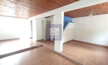 COD. 11061 - SE ARRIENDA CASA - BARRIO: EL PORTAL