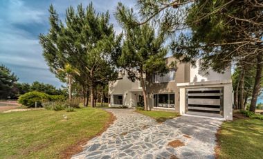 CASA EN VENTA COSTA ESMERALDA - BARRIO GOLF II 554