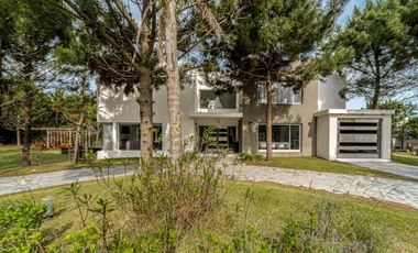 CASA EN VENTA COSTA ESMERALDA - BARRIO GOLF II 554