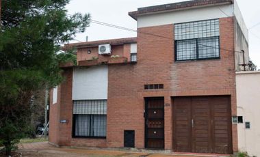Venta casa 7 ambientes garage y terraza en Quilmes