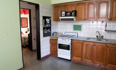 Venta casa 7 ambientes garage y terraza en Quilmes