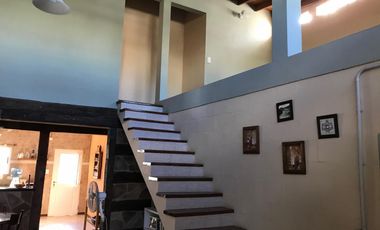 Propiedad ubicada a 600 metros de Avenida Hipólito Yrigoyen .