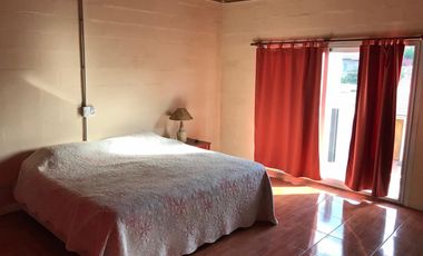 Propiedad ubicada a 600 metros de Avenida Hipólito Yrigoyen .