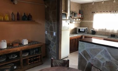 Propiedad ubicada a 600 metros de Avenida Hipólito Yrigoyen .