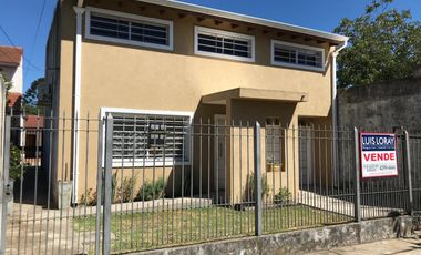 Propiedad ubicada a 600 metros de Avenida Hipólito Yrigoyen .