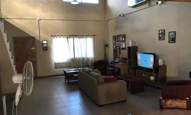 Propiedad ubicada a 600 metros de Avenida Hipólito Yrigoyen .