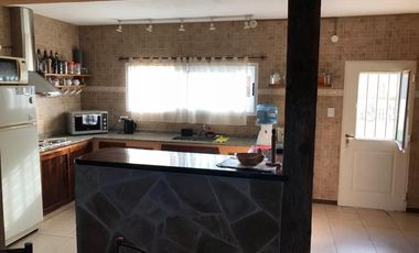 Propiedad ubicada a 600 metros de Avenida Hipólito Yrigoyen .