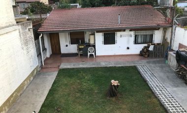 Propiedad ubicada a 600 metros de Avenida Hipólito Yrigoyen .