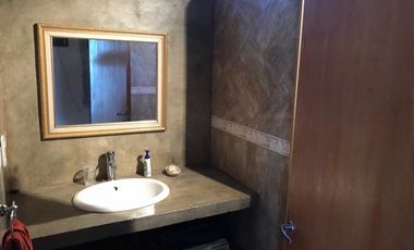 Propiedad ubicada a 600 metros de Avenida Hipólito Yrigoyen .