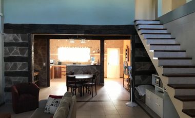 Propiedad ubicada a 600 metros de Avenida Hipólito Yrigoyen .