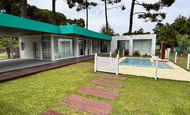 Casa con Pileta. Ubicada en el Nuevo Barrio Alamos, PINAMAR