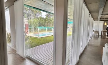 Casa con Pileta. Ubicada en el Nuevo Barrio Alamos, PINAMAR