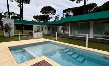 Casa con Pileta. Ubicada en el Nuevo Barrio Alamos, PINAMAR