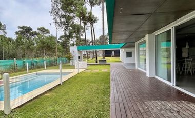 Casa con Pileta. Ubicada en el Nuevo Barrio Alamos, PINAMAR