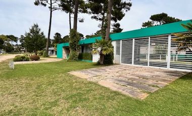 Casa con Pileta. Ubicada en el Nuevo Barrio Alamos, PINAMAR