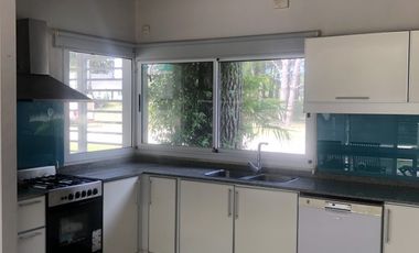 Casa con Pileta. Ubicada en el Nuevo Barrio Alamos, PINAMAR