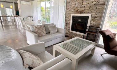 Casa con Pileta. Ubicada en el Nuevo Barrio Alamos, PINAMAR