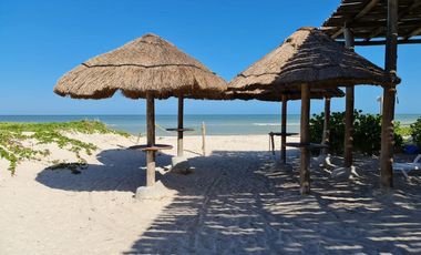Villa en Venta a 200m de la playa con Club De Playa en Telchac