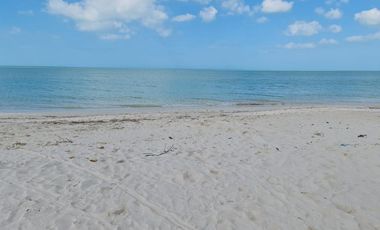 Villa en Venta a 200m de la playa con Club De Playa en Telchac