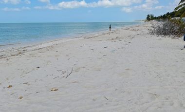 Villa en Venta a 200m de la playa con Club De Playa en Telchac