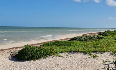 Villa en Venta a 200m de la playa con Club De Playa en Telchac