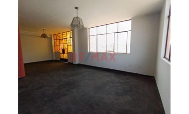 Venta Casa  3 Pisos Incluye Departamento Independiente