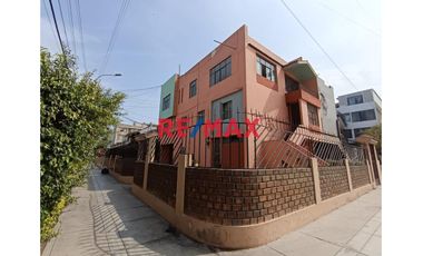 Venta Casa  3 Pisos Incluye Departamento Independiente