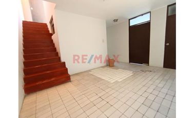 Venta Casa  3 Pisos Incluye Departamento Independiente