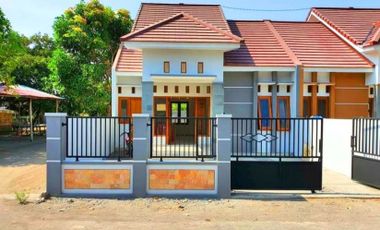 Rumah baru dalam kawasan berkembang di Purwomartani