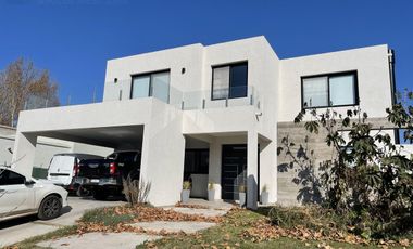 GRAN CASA A ESTRENAR EN PILARA