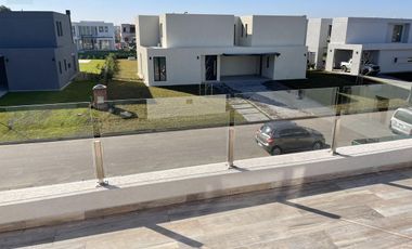 GRAN CASA A ESTRENAR EN PILARA