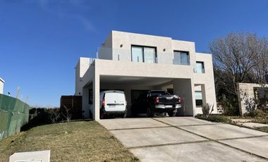 GRAN CASA A ESTRENAR EN PILARA