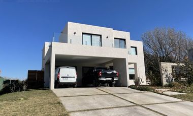 GRAN CASA A ESTRENAR EN PILARA