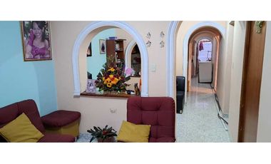 SE VENDE CASA MUY AMPLIA EN CALDAS