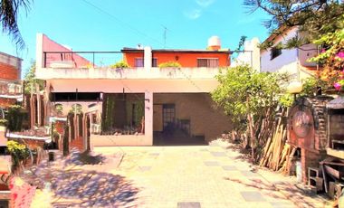 VENTA CASA de 5 ambientes con Parque - Garaje  y Galpón
