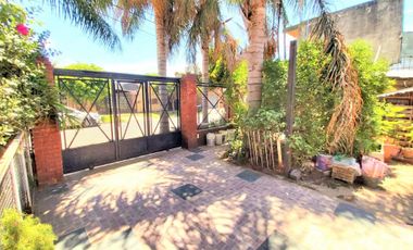 VENTA CASA de 5 ambientes con Parque - Garaje  y Galpón