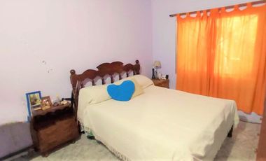VENTA CASA de 5 ambientes con Parque - Garaje  y Galpón