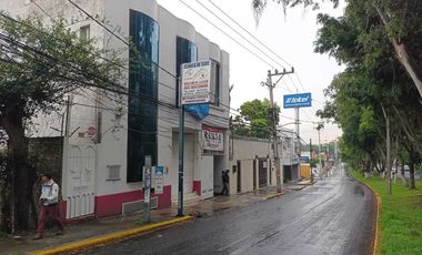 SE RENTA EDIFICIO COMERCIAL EN CAMELINAS A UNOS METROS DE TELCEL