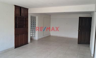 Tenga la oportunidad de comprar un 2do. piso con 3 departamentos independientes que lo puede independizar o vivir con toda su familia en una zona cent
