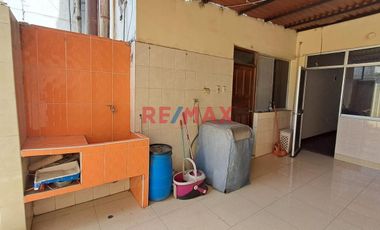 Tenga la oportunidad de comprar un 2do. piso con 3 departamentos independientes que lo puede independizar o vivir con toda su familia en una zona cent