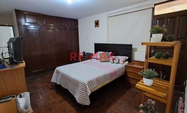 Tenga la oportunidad de comprar un 2do. piso con 3 departamentos independientes que lo puede independizar o vivir con toda su familia en una zona cent