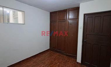 Tenga la oportunidad de comprar un 2do. piso con 3 departamentos independientes que lo puede independizar o vivir con toda su familia en una zona cent