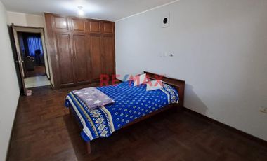 Tenga la oportunidad de comprar un 2do. piso con 3 departamentos independientes que lo puede independizar o vivir con toda su familia en una zona cent